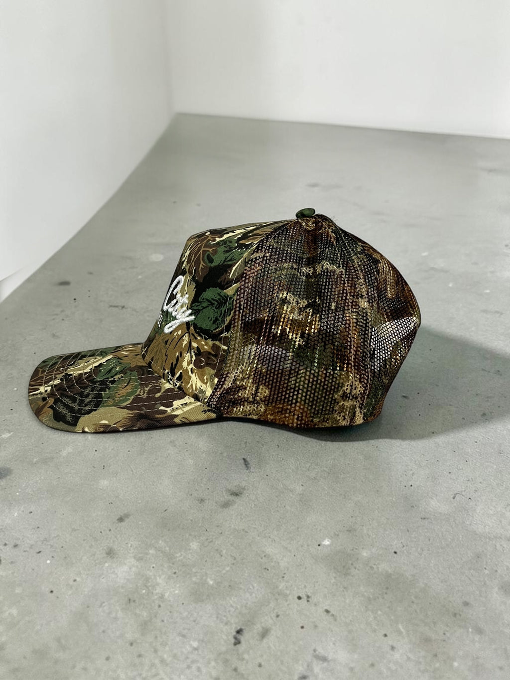High Plains – Mesh Trucker Hat | White